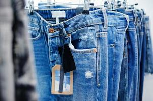 breed assortiment jeans die in de winkel hangen. foto