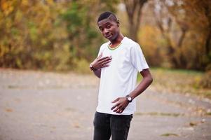 afrikaanse man in wit voetbal sport t-shirt van ghana afrika land. foto