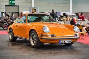 friedrichshafen - mei 2019 oranje porsche 911 930 964 carrera 4 1977 cabrio bij motorworld classics bodensee op 11 mei 2019 in friedrichshafen, duitsland foto