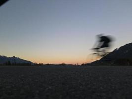 motorrijder met zonsondergang foto