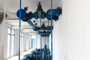 waterpompstation, industrieel interieur en leidingen foto
