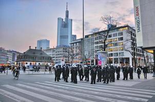 frankfurt, duitsland - 18 maart 2015 menigte politieagenten, demonstratie blockupy foto