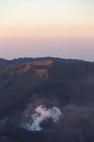 zonsopgang bij mount bromo vulkaan oost java, indonesië. foto