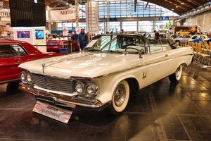 friedrichshafen - mei 2019 witte chrysler keizerskroon 1963 cabrio bij motorworld classics bodensee op 11 mei 2019 in friedrichshafen, duitsland foto