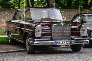 fulda, duitsland - mei 2013 mercedes-benz 220 se limousine retro foto