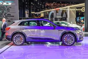 frankfurt, duitsland - sept 2019 zilveren audi e-tron 55 quattro suv elektrische auto, iaa internationale autoshow autotentoonstelling foto