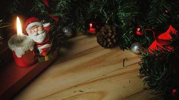 Kerstman kaars op houten tafel voor kerst inhoud. foto