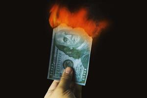 bankbiljet van honderd dollar verbranden foto
