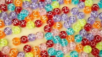 het liefdeswoord op alfabetkraal in meerdere kleuren voor achtergrondinhoud foto