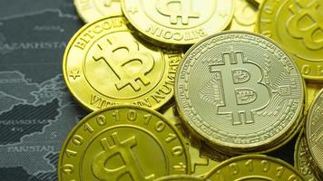 crypto valuta concept bitcoins, gouden munten, cryptocurrency met ruimte voor uw concept. foto