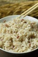 gekookte jasmijnrijst bruine rijst foto