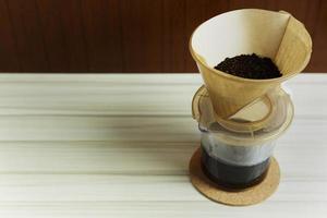 koffie infuus cup op witte tafel voor achtergrondafbeelding. foto