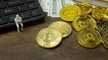 witte miniatuur en gouden munt bitcoin abstracte afbeelding close-up achtergrond. foto