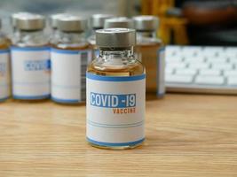 het vaccin covid 19 in fles voor medische inhoud. foto