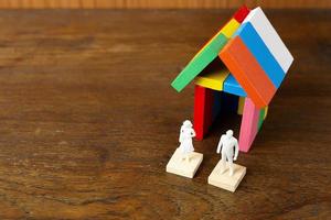 de domino veelkleurige huis bouwen op houten tafel afbeelding. foto