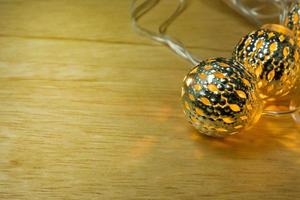 kerst gouden lichten bal decor op houten tafel. foto