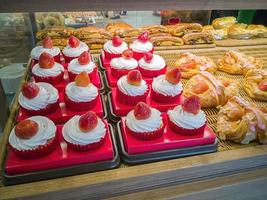 afbeelding aardbei cupcake in bakkerij winkel. foto