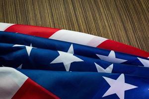 Amerikaanse vlag op de inhoud van de houten onafhankelijkheidsdag. foto