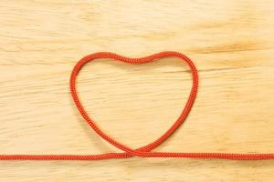 rood touw hart op houten plaat valentijn inhoud. foto