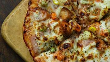 pizza op houten tafel close-up beeld voor voedselinhoud. foto