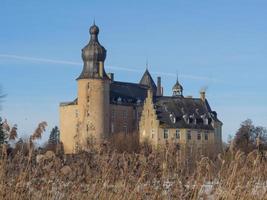 wintertijd in een kasteel in duitsland foto