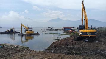 graafmachine aan het werk in het meer foto