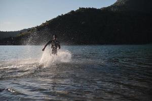 triatlonatleet begint met zwemtraining op meer foto