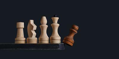 witte schaakstukken verdringen de zwarte pion. het concept van een teamspel. foto