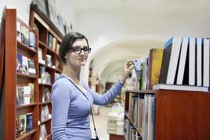 vrouw in bibliotheek foto
