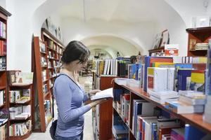 vrouw in bibliotheek foto