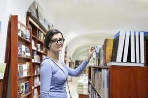 vrouw in bibliotheek foto