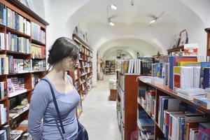 vrouw in bibliotheek foto