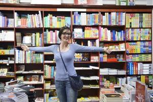 vrouw in bibliotheek foto