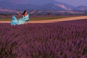 vrouw in lavendel bloemenveld foto