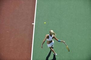 jonge vrouw tennissen buiten foto