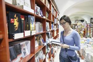 vrouw in bibliotheek foto