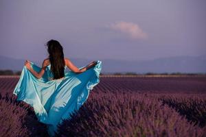 vrouw in lavendel bloemenveld foto