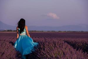 vrouw in lavendel bloemenveld foto