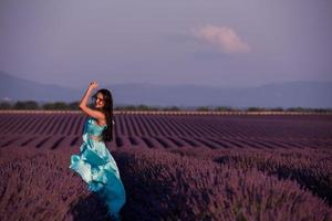 vrouw in lavendel bloemenveld foto