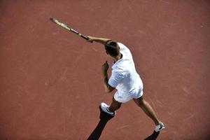 jonge man tennissen foto