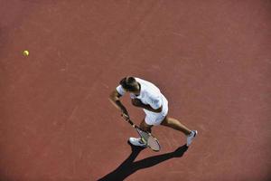 jonge man tennissen foto