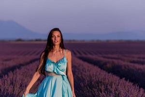 vrouw portret in lavendel bloemenveld foto