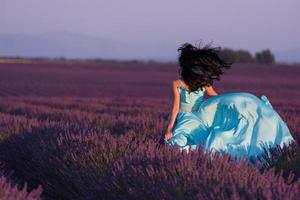 vrouw in lavendel bloemenveld foto