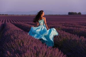 vrouw in lavendel bloemenveld foto