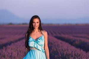 vrouw portret in lavendel bloemenveld foto