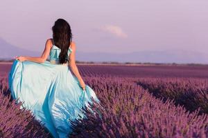 vrouw in lavendel bloemenveld foto