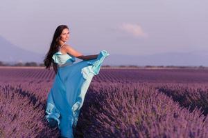 vrouw in lavendel bloemenveld foto