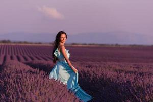 vrouw in lavendel bloemenveld foto