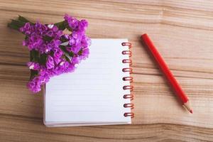 bloemen notebook en potlood op houten achtergrond