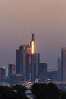 zonsondergang met reflecties in de wolkenkrabbers van Frankfurt foto